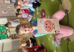 Dziewczynka pokazuje minę