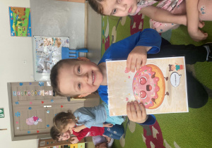 Chłopiec pokazuje minę