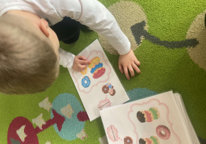 Chłopiec liczy pączki