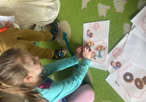 Dziewczynka liczy pączki