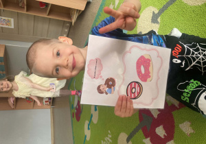 Chłopiec pokazuje cyfrę na palcach