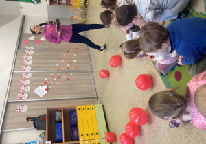 Pani Renata prowadzi wydarzenie