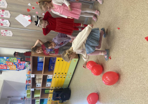 Dziewczynka przebija balon