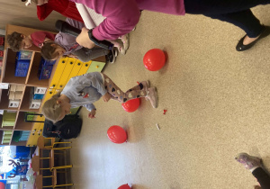 Dziewczynka przebija balon