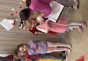 Dziewczynka odpowiada na zadane pytanie przez mikrofon