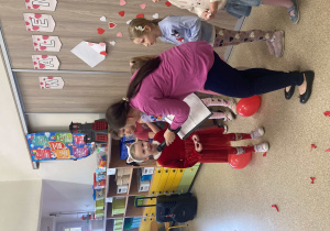 Dziewczynka odpowiada na zadane pytanie przez mikrofon