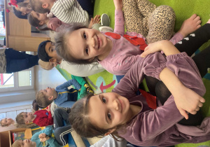 Dziewczynki uśmiechają się podczas zabawy walentynkowej