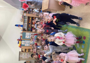 Dzieci ze wszystkich grup wspólnie tańczą