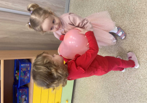 Dziewczynki tańczą z balonem