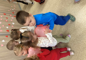 Dzieci tańczą z balonem