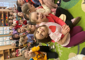 Dziewczynki uśmiechają się do zdjęcia