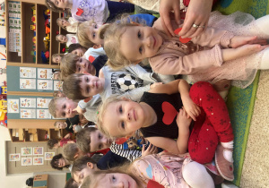 Dzieci podczas zabawy walentynkowej