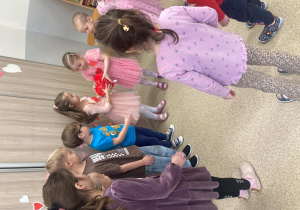 Dzieci biorą udział w zabawach walentynkowych