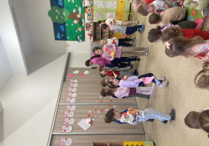 Dzieci biorą udział w zabawach walentynkowych