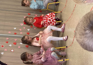 Dzieci zwijają wstążkę biorąc udział w zabawie