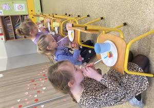 Dzieci biorą udział w zabawie walentynkowej