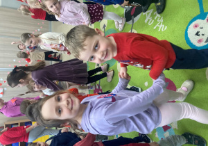 Rodzeństwo tańczy podczas zabawy