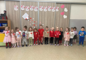 Dzieci z grupy Poszukiwacze pozują do pamiątkowego zdjęcia