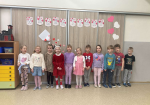 Dzieci z Tęczowej Akademii pozują do pamiątkowego zdjęcia