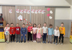 Dzieci z grupy Myśliciele pozują do pamiątkowego zdjęcia