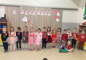 Dzieci z grupy Tropiciele pozują do pamiątkowego zdjęcia