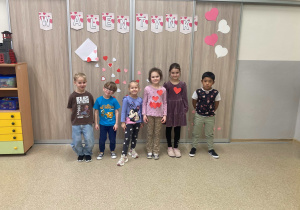 Dzieci z grupy Wynalazcy pozują do pamiątkowego zdjęcia