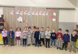 Dzieci z grupy Odkrywcy pozują do pamiątkowego zdjęcia
