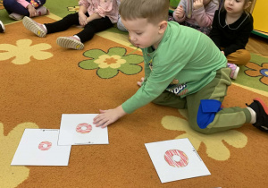 Chłopiec segreguje obrazki pączków