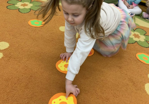 Dziewczynka wykonuje pączkowe zadania