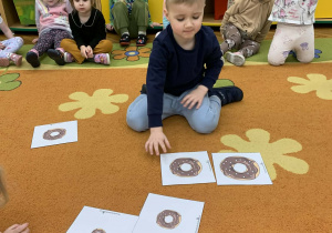 Chłopiec segreguje paczki według wielkości