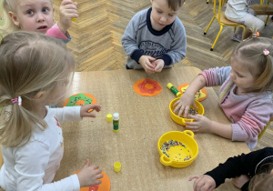 Dzieci wykonują pracę plastyczną