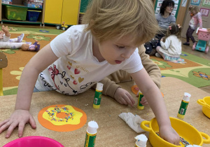 Dziewczynka wybiera posypkę na pączka