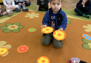 Dziecko prezentuje parę pączków