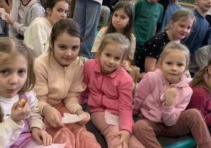 Dziewczynki pozują do zdjęcia