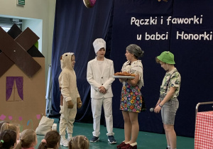 Uczniowie biorący udział w przestawieniu