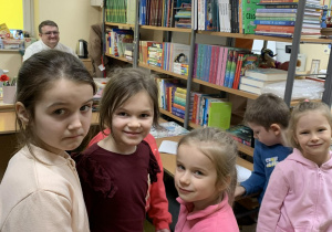 Dzieci w bibliotece szkolnej