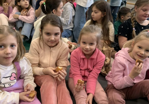 Dziewczynki jedzą pączki