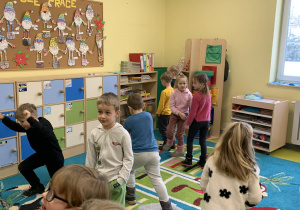 Dzieci bawią się na dywanie w klasie