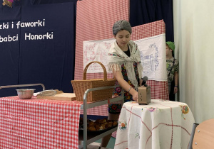 Uczniowie biorący udział w przestawieniu