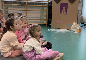 Dzieci oglądają przedstawienie