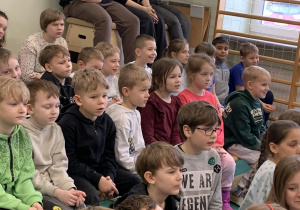 Uczniowie wraz z przedszkolakami oglądają występ