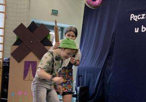 Uczniowie biorący udział w przestawieniu