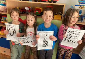 Dzieci pozują do wspólnego zdjęcia z okazji Dnia Kota