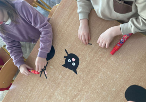 Dzieci wykonują pracę plastyczną