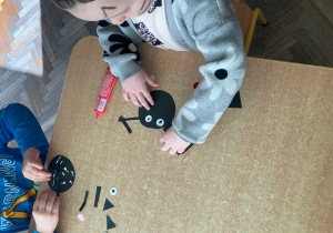 Dzieci wykonują pracę plastyczną