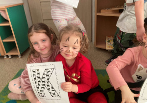 Dzieci pozują do wspólnego zdjęcia z okazji Dnia Kota