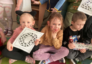 Dzieci pozują do wspólnego zdjęcia z okazji Dnia Kota