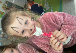 Dziewczynka z wykonaną pracą plastyczną