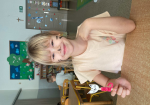 Dziewczynka z wykonaną pracą plastyczną