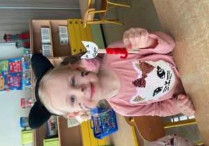 Dziewczynka z wykonaną pracą plastyczną